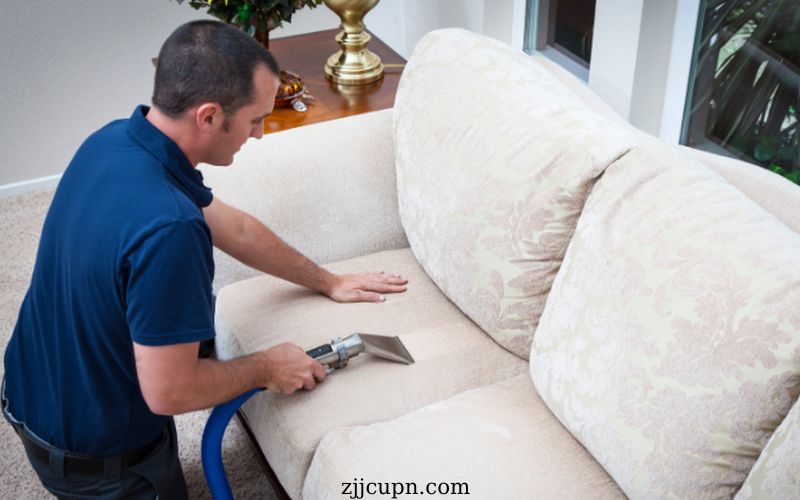 Trong quá trình vệ sinh và bảo dưỡng sofa da, có một số điều bạn cần lưu ý để tránh làm hỏng bề mặt da